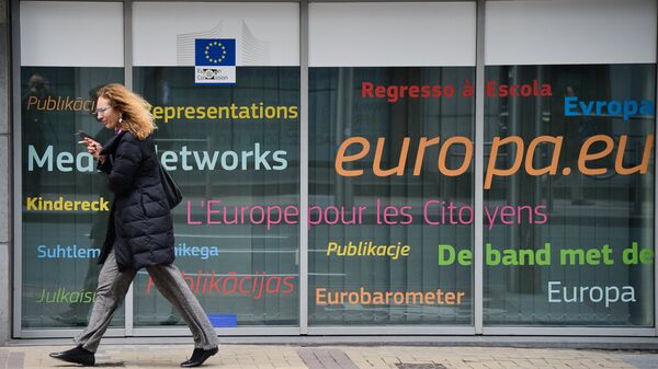 Логотип ЕС на улице Брюсселя