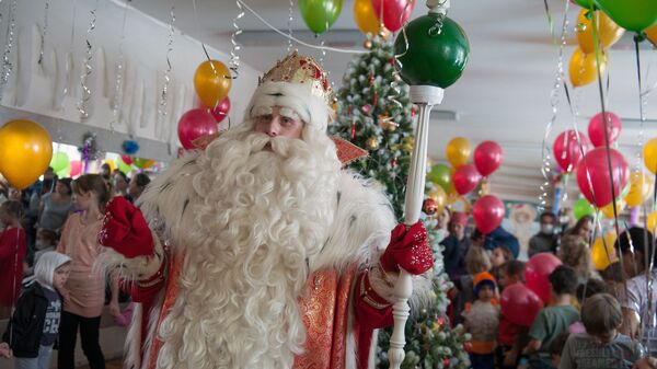 Дед Мороз из Великого Устюга во время посещения детской больницы №1 в Томске