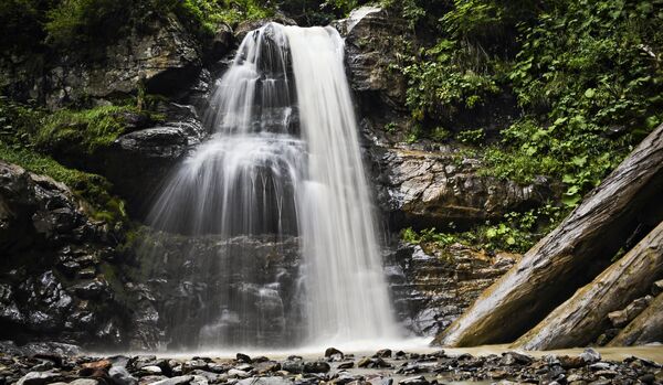 Водопад на территории природного парка водопадов Менделиха курорта Роза Хутор