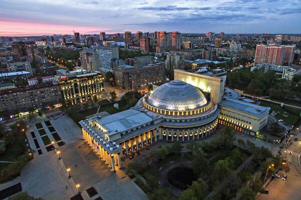 Новосибирский академический театр оперы и балета (НОВАТ) на площади имени Ленина в Новосибирске