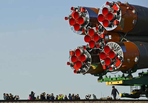 Транспортировка ракеты-носителя Союз-ФГ с пилотируемым кораблем Союз МС-04 на Гагаринский старт космодрома Байконур
