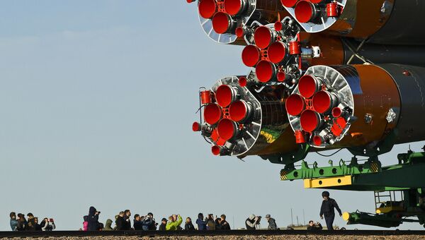 Транспортировка ракеты-носителя Союз-ФГ с пилотируемым кораблем Союз МС-04 на Гагаринский старт космодрома Байконур