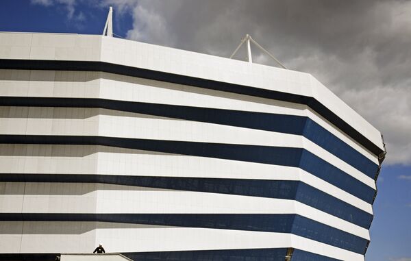 Фрагмент фасада Стадиона Калининград, строящегося к чемпионату мира по футболу 2018 года на острове Октябрьский