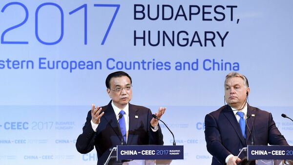Премьер Госсовета КНР Ли Кэцян и премьер-министр Венгрии Виктор Орбан на саммите 16+1 в Будапеште. 27 ноября 2017