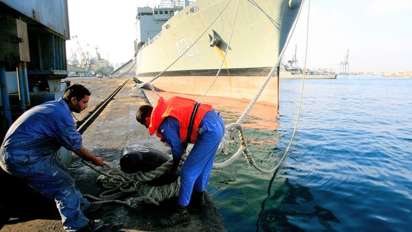 Рабочие в порту города Порт-Судан на Красном море