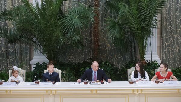 Президент РФ Владимир Путин на встрече с победителями всероссийского конкурса Семья года. 28 ноября 2017