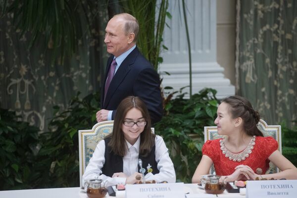 Президент РФ Владимир Путин на встрече с победителями всероссийского конкурса Семья года. 28 ноября 2017 Президент РФ Владимир Путин на встрече с победителями всероссийского конкурса Семья года. 28 ноября 2017