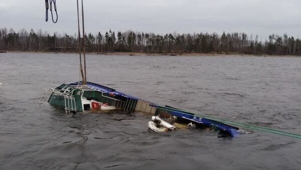 Подъем катера, перевернувшегося в Финском заливе с помощью крана. 28 ноября 2017