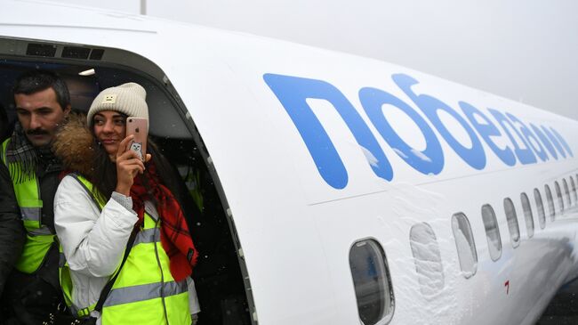 Девушка на борту нового самолета Boeing 737-800 авиакомпании Победа