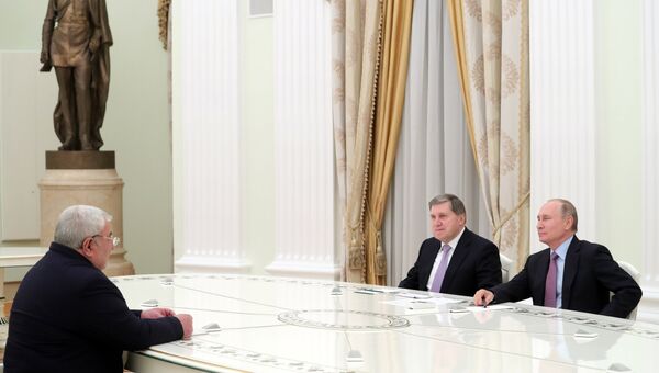 Президент РФ Владимир Путин и генеральный секретарь Организации договора о коллективной безопасности (ОДКБ) Юрий Хачатуров во время встречи. 28 ноября 2017