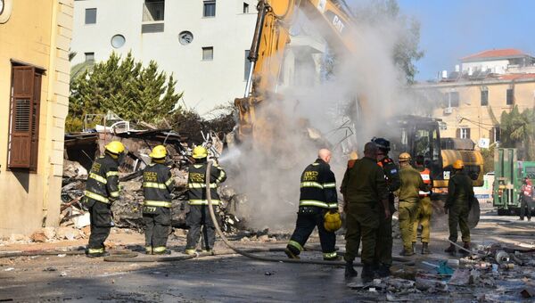 Спасатели на месте взрыва в Тель-Авиве, Израиль. 28 ноября 2017