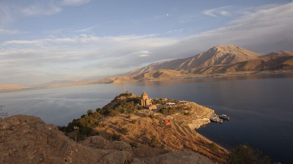 Древняя церковь Серп-Хач на озере Ван в Турции