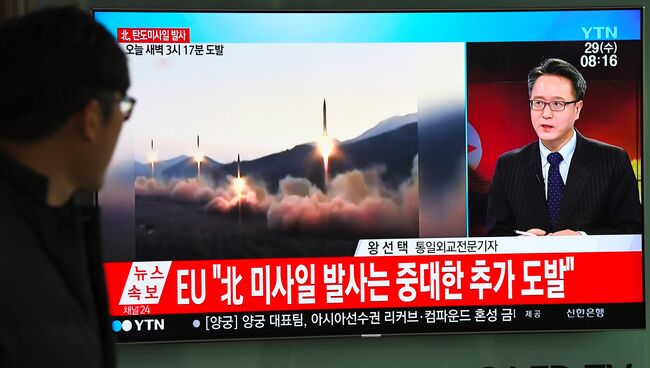 Трансляция новостей на железнодорожном вокзале в Сеуле о новом ракетном пуске КНДР