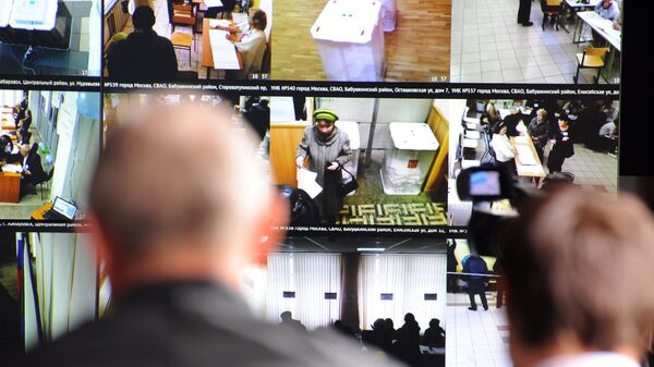 Система видеонаблюдения на избирательном участке. Архивное фото