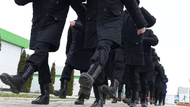 Новобранцы на плацу во время обучения строевой подготовке у военного комиссариата города Грозного перед отправкой на военную службу. 29 ноября  2017