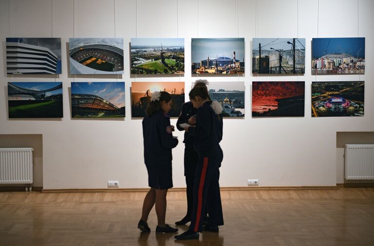 Посетители на открытии выставки Россия. Территория настоящего в Москве