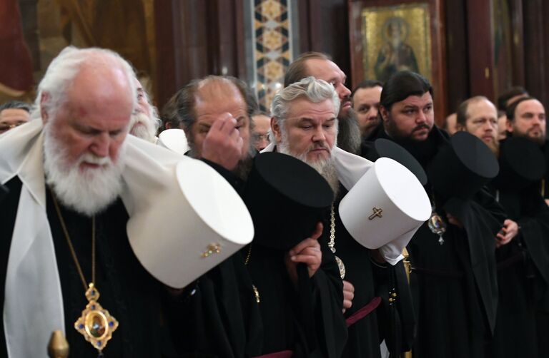 Православные архиереи во время торжественного молебна по случаю начала Архиерейского собора Русской православной церкви в храме Христа Спасителя