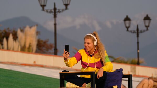 Девушка в Сочи со смартфоном в руках. Архивное фото