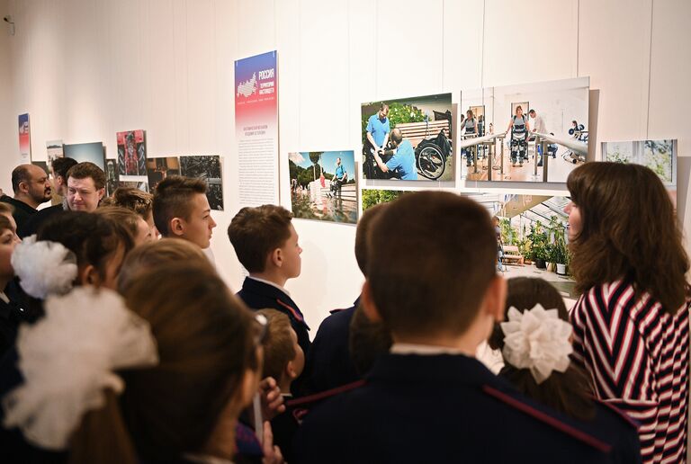 Посетители на открытии выставки Россия. Территория настоящего в Москве