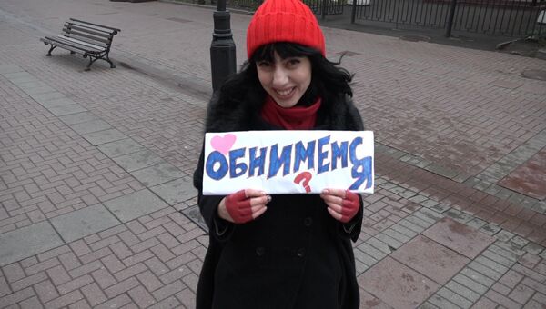Сотрудница Sputnik родом из Грузии вышла на улицы с плакатом: “Привет! Я из Грузии! Обнимемся?”