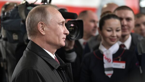 Президент РФ Владимир Путин во время посещения депо на железнодорожной станции Москва-Киевская. 29 ноября 2017