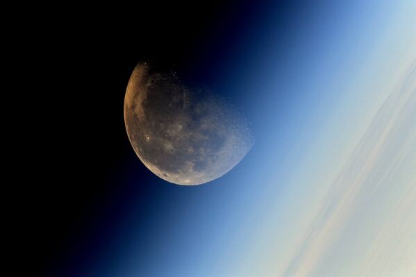 Фотография Луны сделанная космонавтом Роскосмоса Сергеем Рязанским с борта МКС
