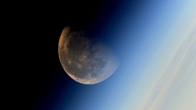 Фотография Луны сделанная космонавтом Роскосмоса Сергеем Рязанским с борта МКС. Архивное фото