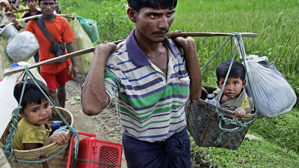 Беженцы рохинджа прибывают в лагерь Балухали на границе Мьянмы и Бангладеш