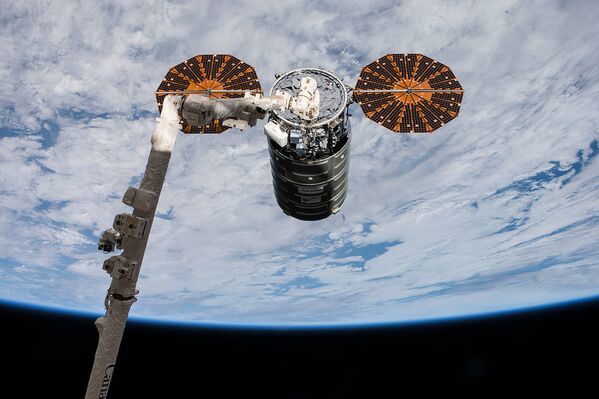 Американский космический грузовик Cygnus пристыковался к МКС. 14 ноября 2017