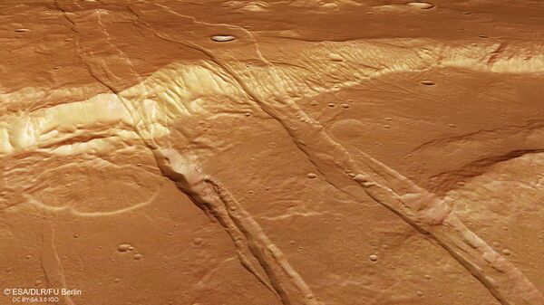 Трещины и ямки в Южном полушарии Марса