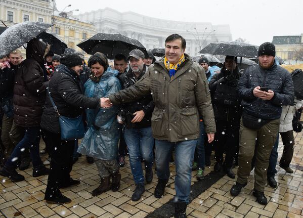 Экс-президент Грузии, экс-губернатор Одесской области Михаил Саакашвили (справа на первом плане) во время марша своих сторонников в центре Киева