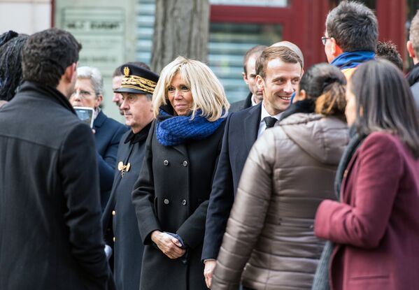 Президент Франции Эмманюэль Макрон вместе с супругой Брижит на акции в память о жертвах нескольких терактов во Франции