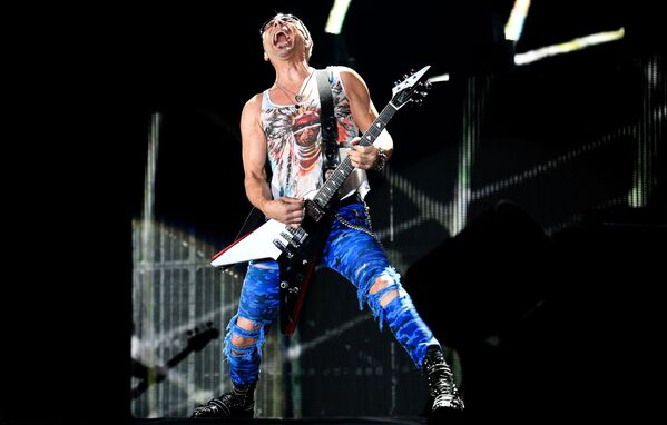 Гитарист группы Scorpions Рудольф Шенкер выступает на концерте в Спорткомплексе Олимпийский в Москве