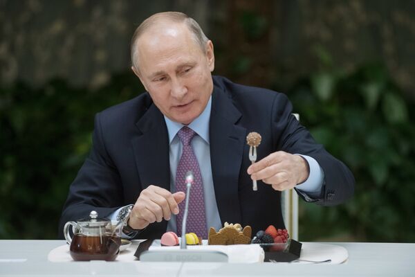 Президент РФ Владимир Путин на встрече с победителями всероссийского конкурса Семья года
