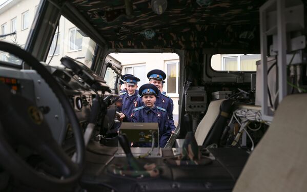Воспитанники Краснодарского президентского кадетского училища осматривают бронеавтомобиль Тигр