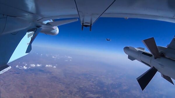 Самолет Су-30 ВКС РФ во время боевого вылета в Сирии. Архивное фото