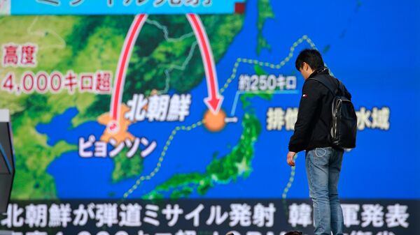 Трансляция выпуска новостей в Токио о ракетном пуске КНДР. Архивное фото