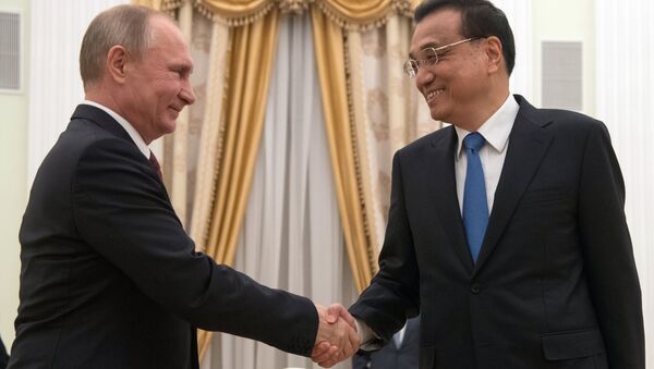 Президент РФ Владимир Путин и премьер Государственного совета Китайской Народной Республики Ли Кэцян. Архивное фото