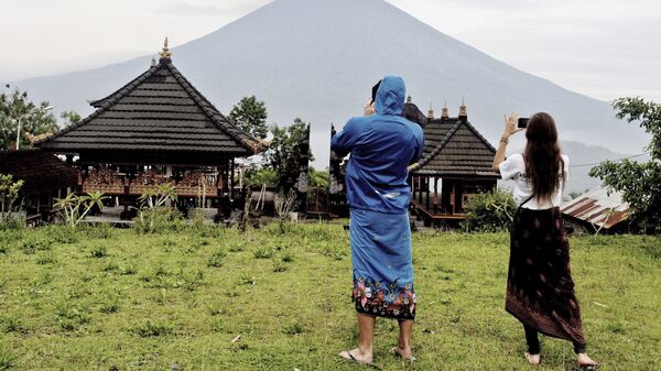 Туристы фотографируют извержение вулкана Агунг на острове Бали, Индонезия. 29 ноября 2017