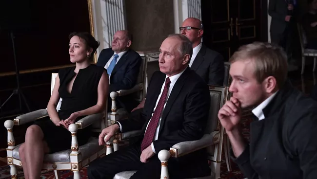 Президент РФ Владимир Путин во время просмотра фильма Джаника Файзиева и Ивана Шурховецкого Легенда о Коловрате