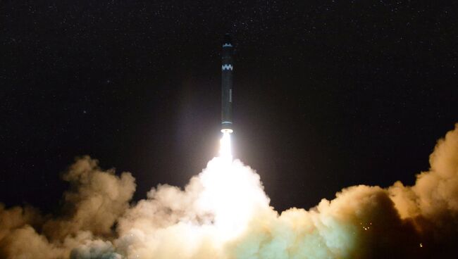Запуск межконтинентальной баллистической ракеты Hwasong-15 в КНДР. 30 ноября 2017