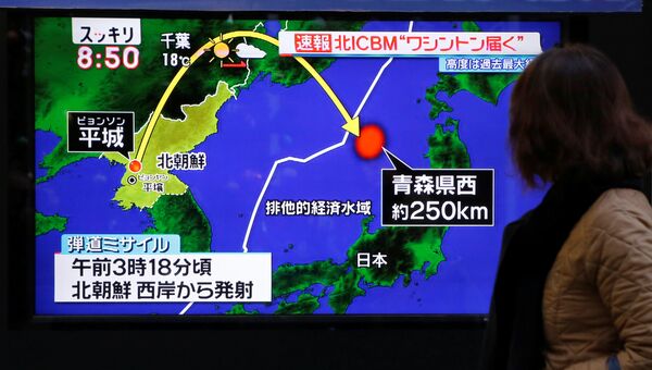 Трансляция выпуска новостей в Токио о запуске ракеты в КНДР. 29 ноября 2017