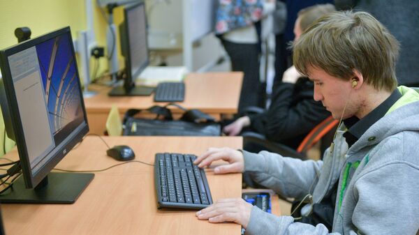 Студент с нарушениями зрения работает на компьютере Студент с нарушениями зрения работает на компьютере