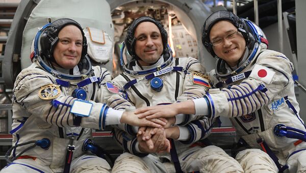 Члены основного экипажа 54/55-й длительной экспедиции на Международную космическую станцию астронавт НАСА Скотт Тингл, космонавт Роскосмоса Антон Шкаплеров и астронавт ДжАКСА Норишиг Канаи (слева направо)