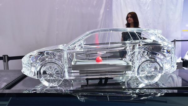 Миниатюрная версия модели Porsche Cayenne на автосалоне в Лос-Анджелесе