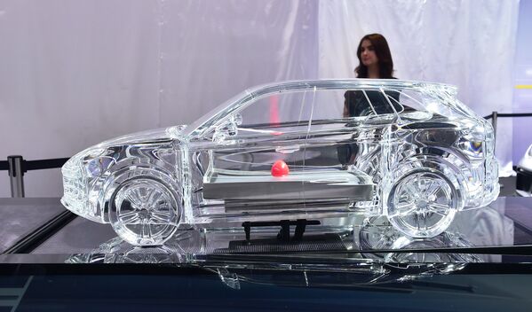 Миниатюрная версия модели Porsche Cayenne на автосалоне в Лос-Анджелесе
