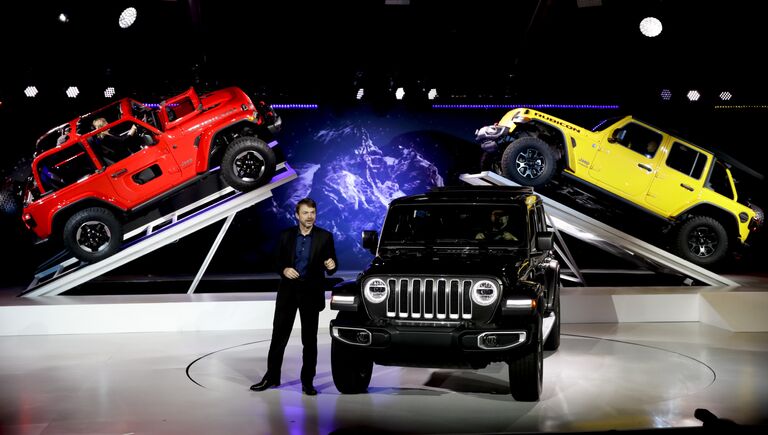 Президент и главный исполнительный директор Jeep Майк Мэнли представляет Jeep Wrangler 2019 года на автосалоне в Лос-Анджелесе