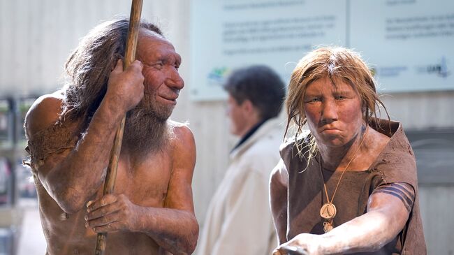 Реконструкция первобытных мужчины и женины в музее неандертальцев в Меттмане