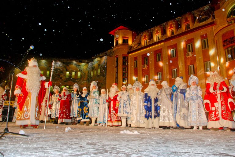 Съезд Дедов Морозов и Снегурочек в Ханты-Мансийске Съезд Дедов Морозов и Снегурочек в Ханты-Мансийске