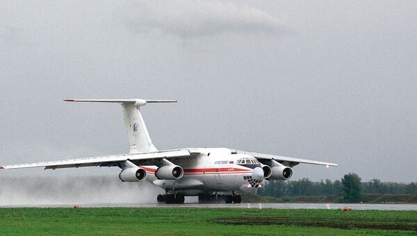 Пассажирский самолет ИЛ-76 на взлетно-посадочной полосе. Архивное фото